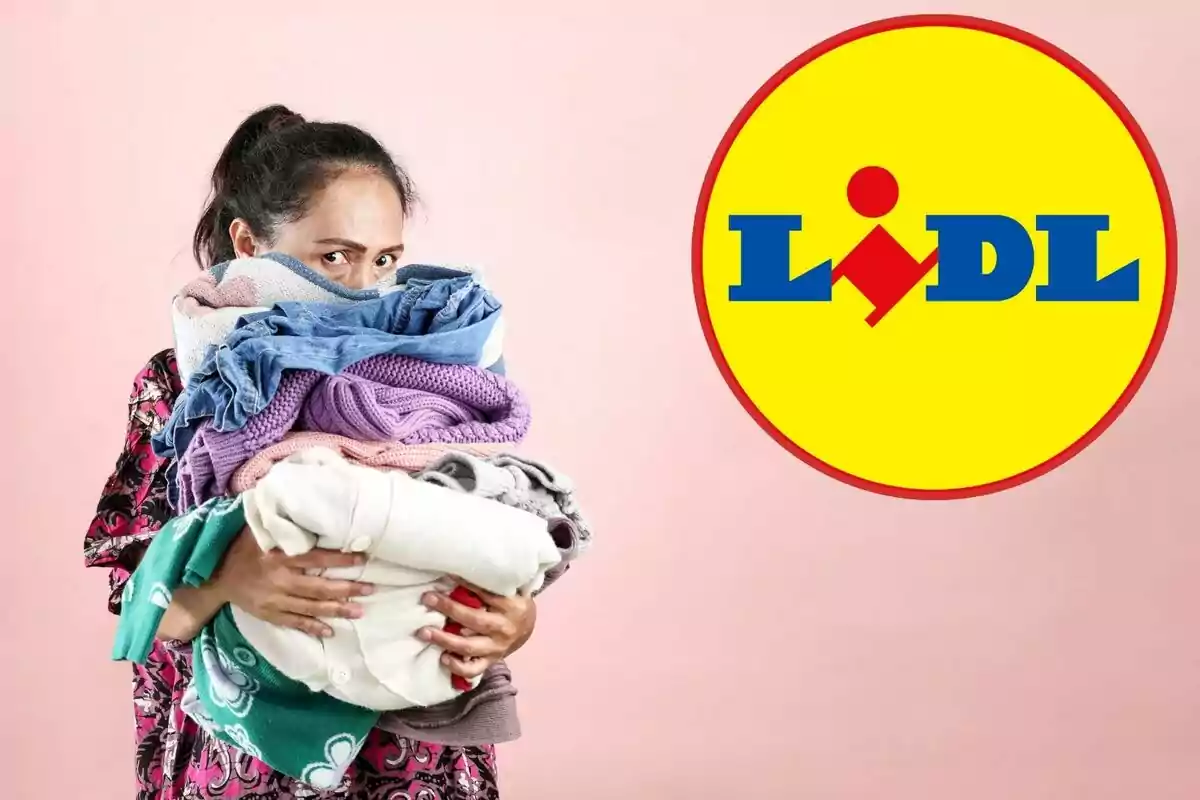 Una persona sostenint una pila de roba davant d'un fons rosa amb el logotip de Lidl a la dreta.