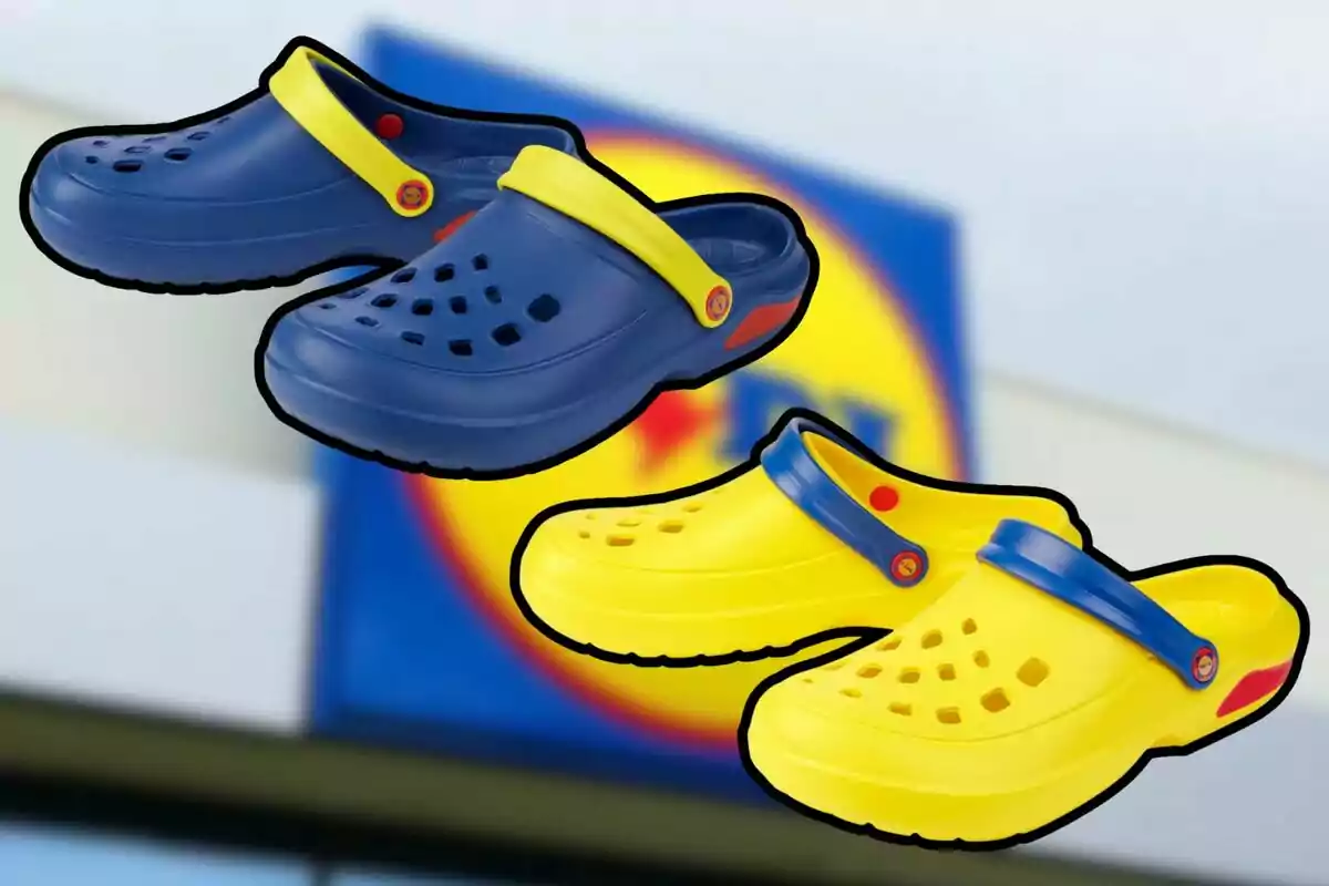 Dos parells de sandàlies tipus crocs de color blau amb groc i groc amb blau davant d’un fons desenfocat amb els colors de la botiga Lidl Dos parells de sandàlies tipus crocs de color blau amb groc i groc amb blau davant d’un fons desenfocat amb els colors de la botiga Lidl