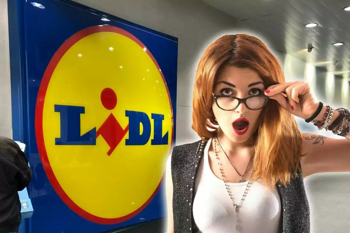 Una mujer con expresión de sorpresa y gafas sostiene sus lentes frente a un gran letrero de Lidl en un entorno iluminado.