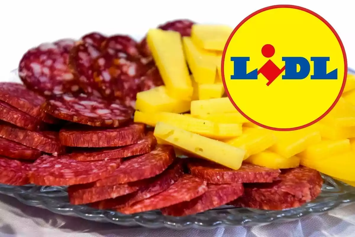 Un plat d'embotits i formatge amb el logotip de Lidl. Un plat d'embotits i formatge amb el logotip de Lidl.