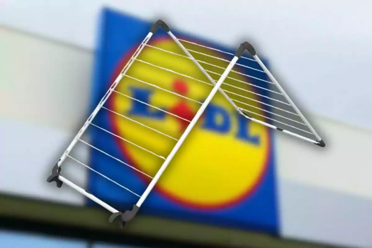 Un estenedor flotant davant d'un cartell de supermercat. Un estenedor flotant davant d'un cartell de supermercat.