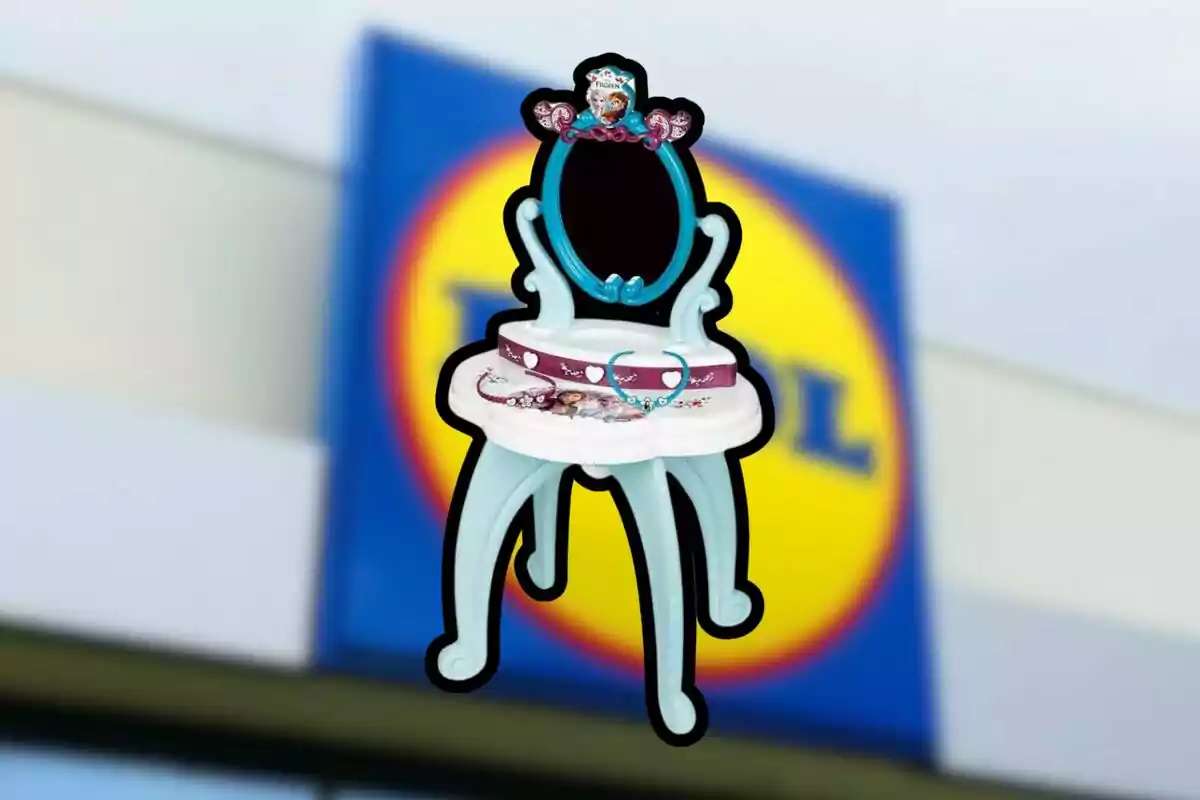 Un tocador infantil blau amb mirall i accessoris davant d´un cartell borrós d´una botiga. Un tocador infantil blau amb mirall i accessoris davant d´un cartell borrós d´una botiga.