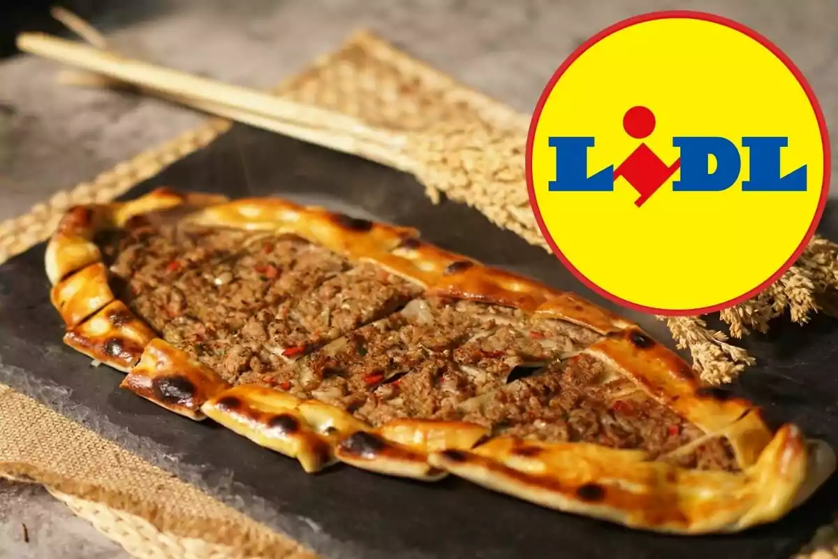 Una pizza turca amb carn picada sobre una taula de pissarra al costat del logotip de Lidl. Una pizza turca amb carn picada sobre una taula de pissarra al costat del logotip de Lidl.