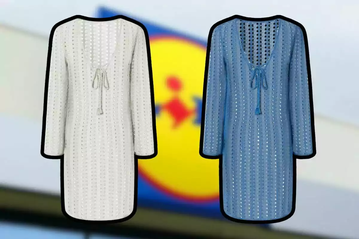 Dos vestits de ganxet, un blanc i un altre blau, amb fons desenfocat d'un logotip. Dos vestits de ganxet, un blanc i un altre blau, amb fons desenfocat d'un logotip.