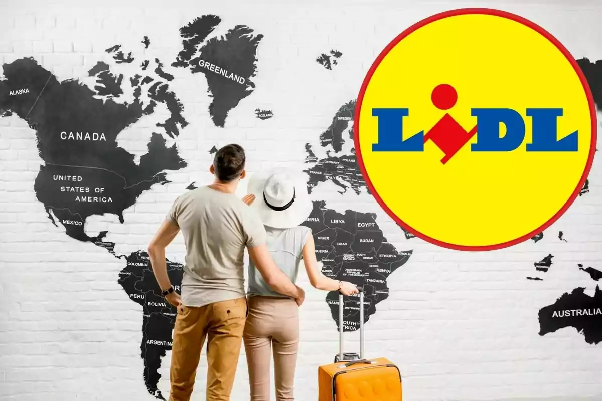 Una parella d'esquena amb una maleta mirant un mapa mundial a una paret, amb el logotip de Lidl a la cantonada superior dreta.