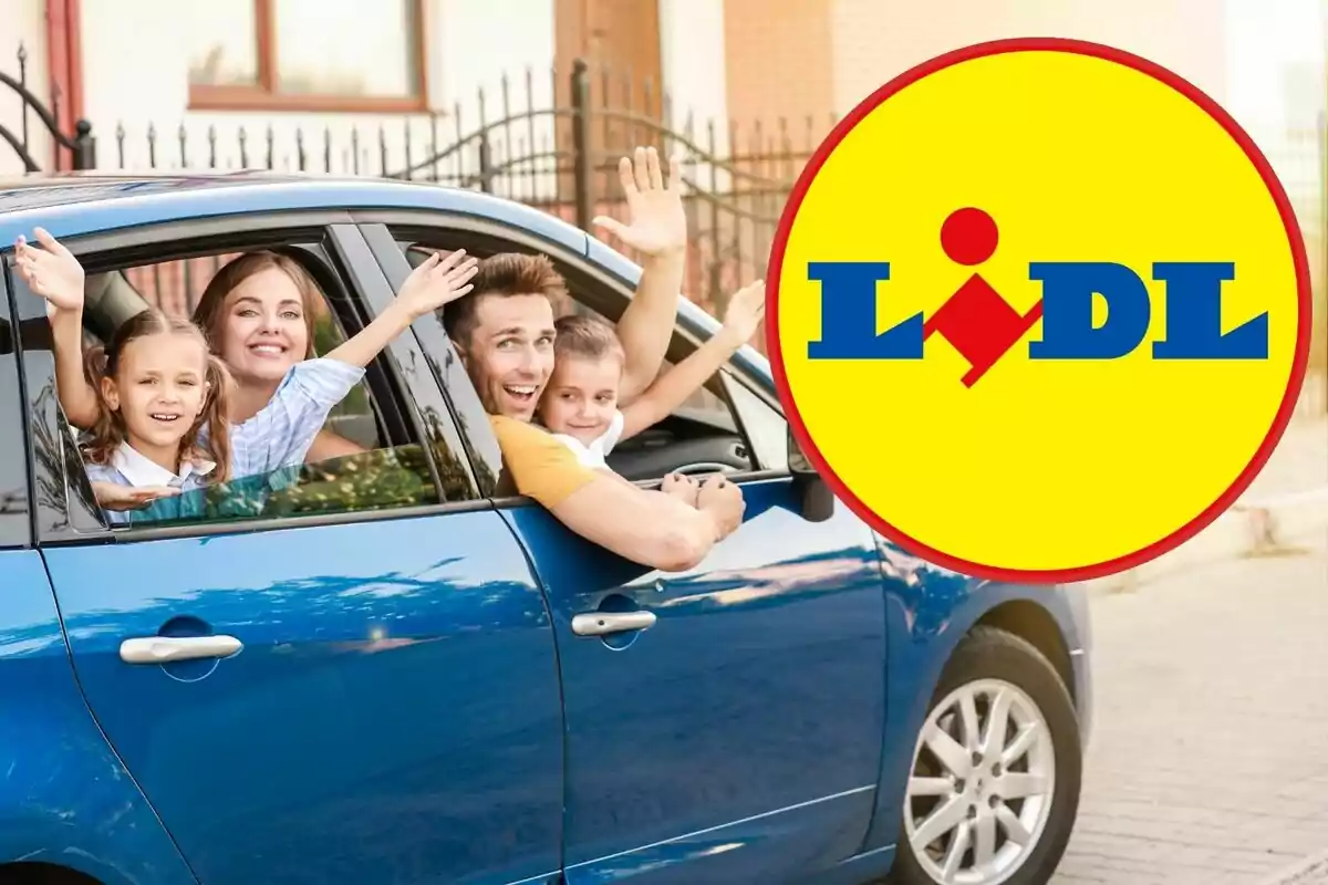 Família feliç saludant des d'un cotxe blau amb el logotip de Lidl superposat.