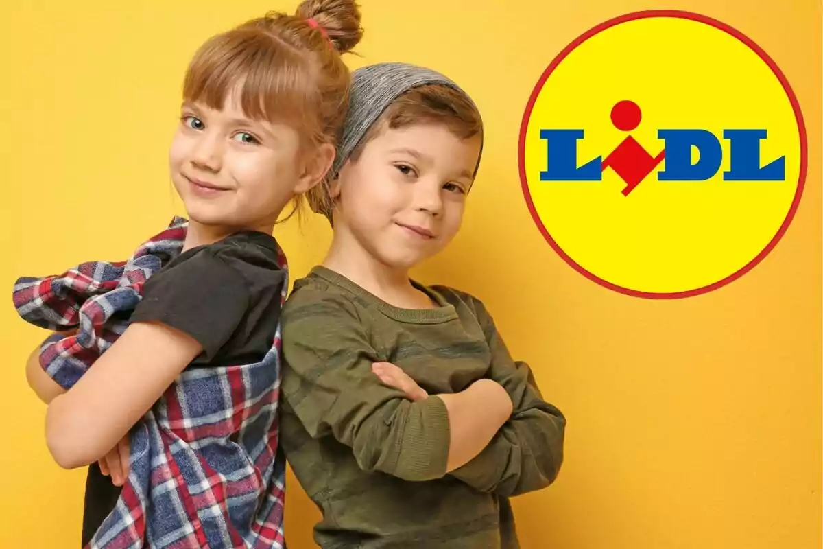 Dos nens posant amb els braços plegats davant d'un fons groc amb el logotip de Lidl.