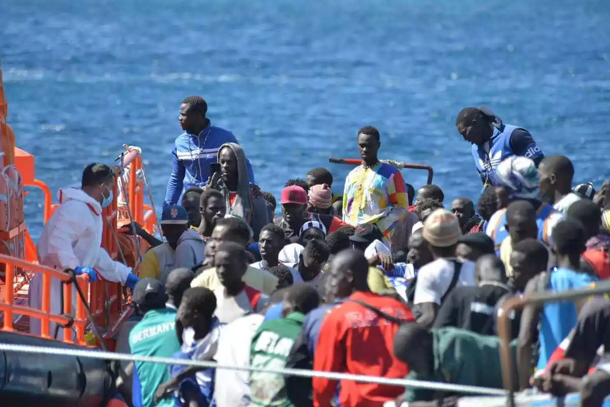 Desenes de subsaharians en una piragua interceptada per un vaixell de la Creu Roja