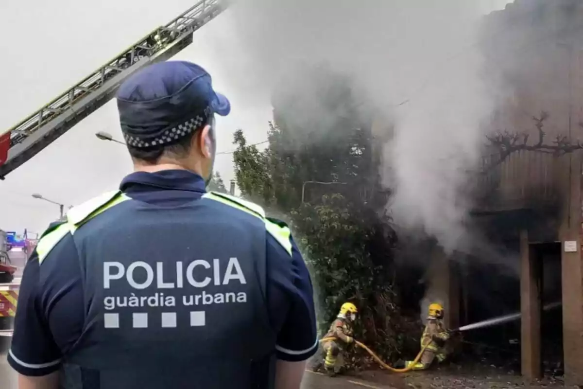 Un policia de la guàrdia urbana observa bombers treballant per apagar un incendi en un edifici.