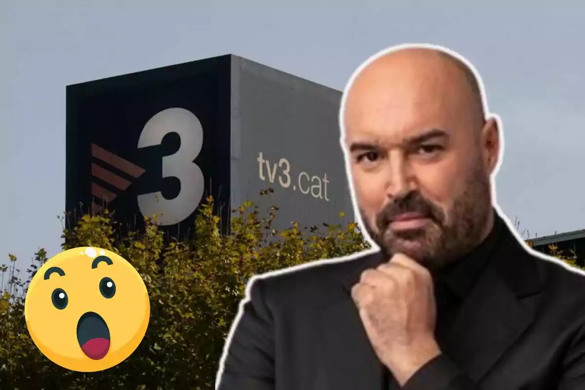 Un home amb barba i cap rapat apareix en primer pla amb una expressió pensativa mentre al fons es veu un edifici amb el logotip de TV3 i l'adreça web tv3.cat a més d'un emoji de cara sorpresa a la cantonada inferior esquerra.