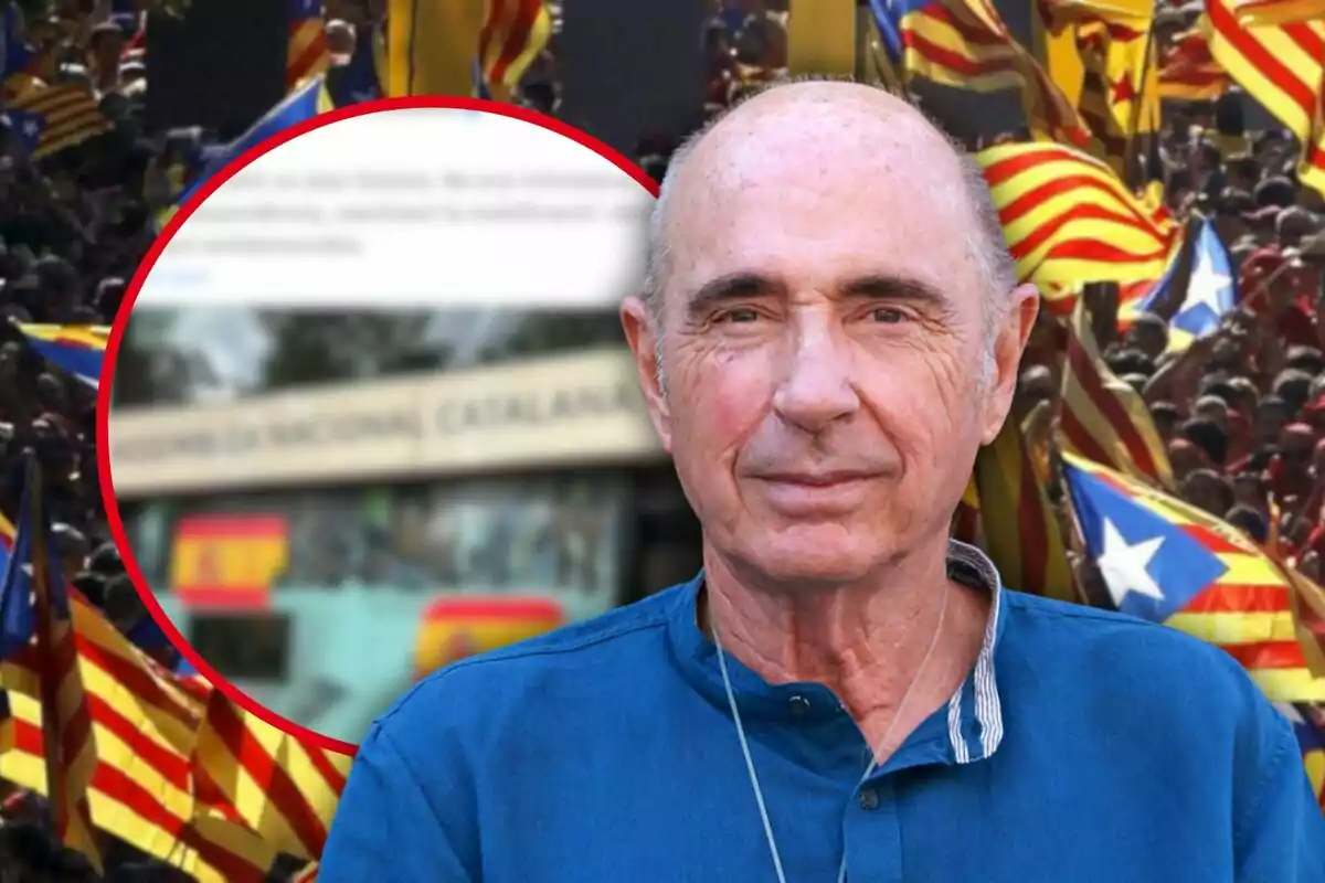 Un home gran amb camisa blava està en primer pla, mentre que al fons es veuen moltes persones amb banderes catalanes.