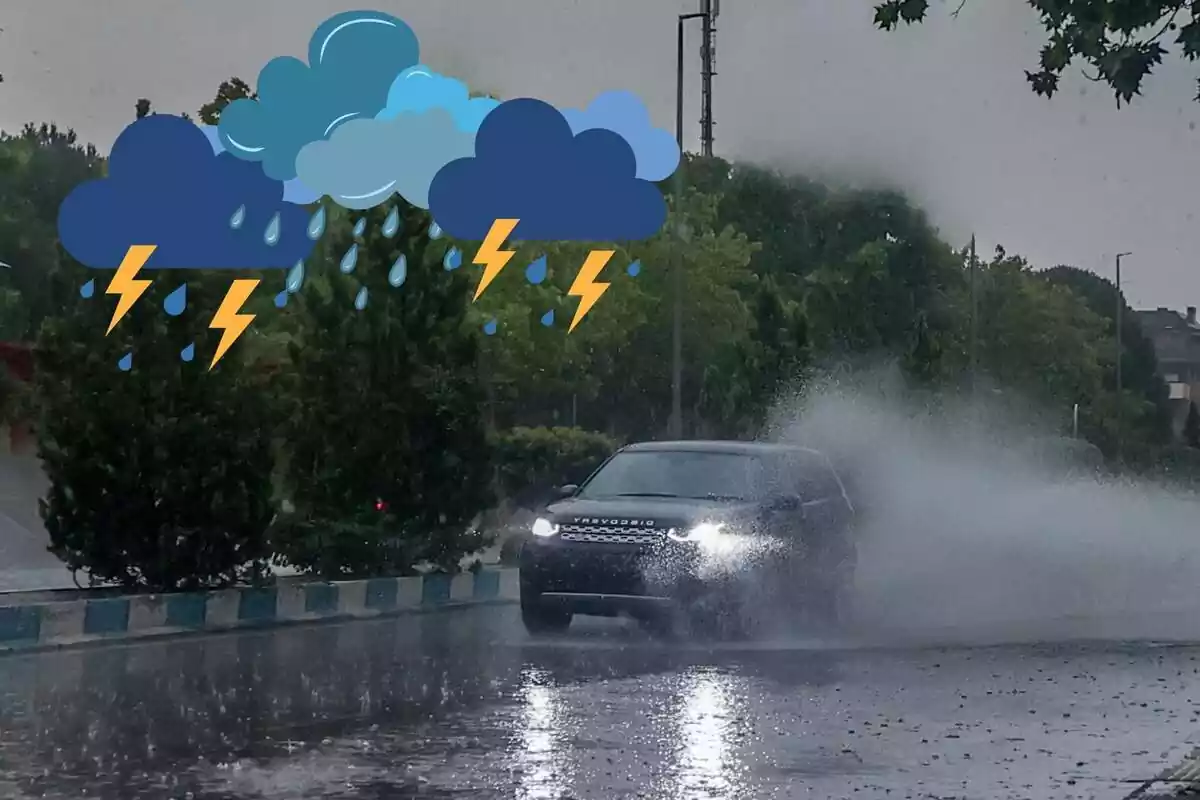 Imatge de fons d'un cotxe circulant per una carretera mullada, amb pluja, a més de diverses emoticones de núvols amb pluja i tempesta