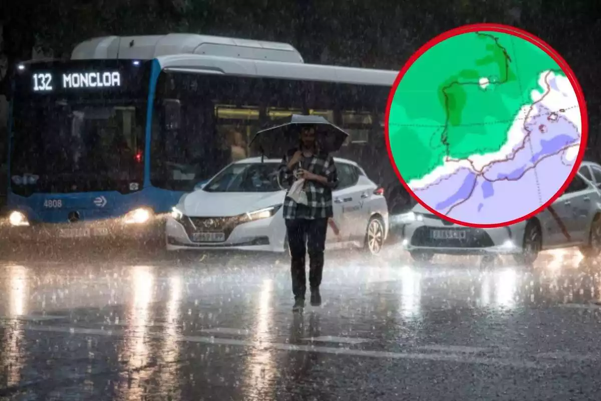 Un home es protegeix de la pluja amb un paraigua i un mapa de precipitacions