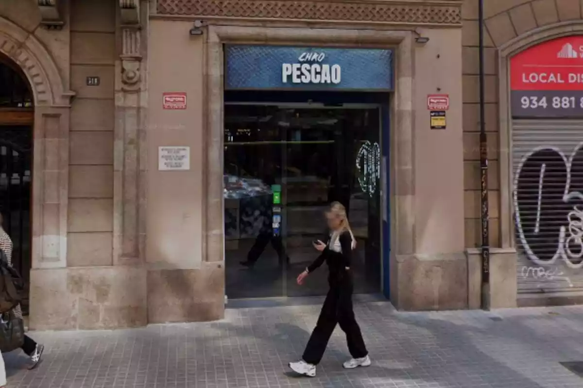 Plànol general de l´entrada d´un restaurant Chao Pescao de Barcelona Plànol general de l´entrada d´un restaurant Chao Pescao de Barcelona