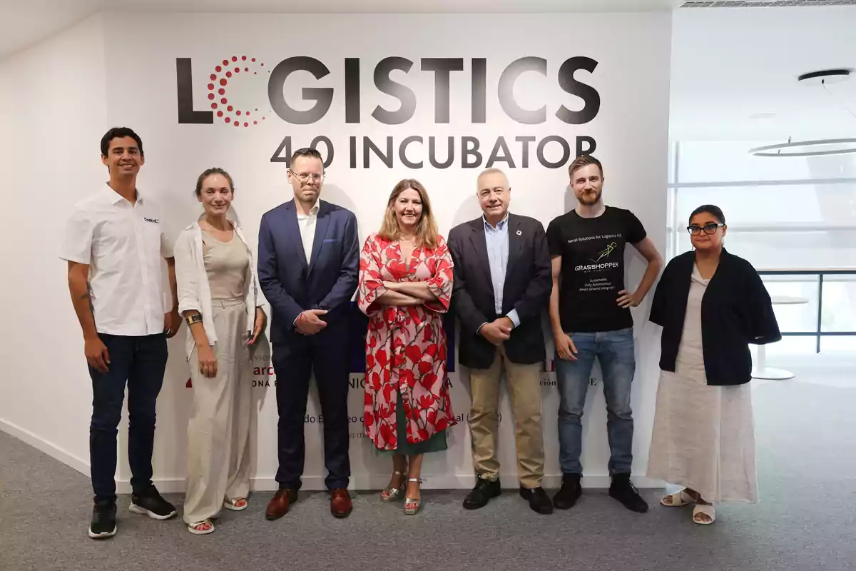 Un grup de persones posant davant d'una paret amb el text "LOGISTICS 4.0 INCUBATOR".