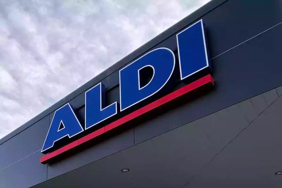 Logotip de la cadena Aldi a l'exterior d'un supermercat