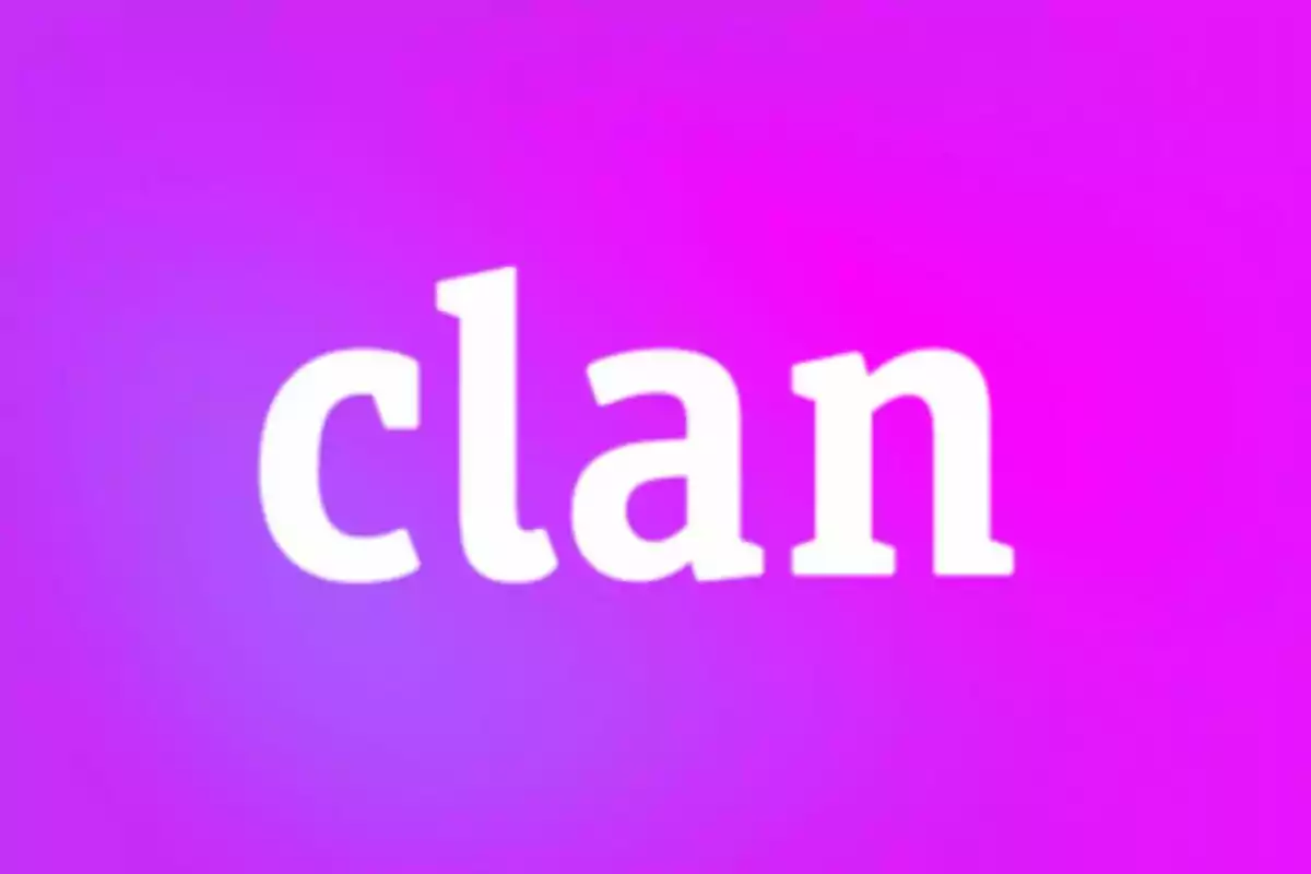 Logotip de la paraula Clan en lletres blanques sobre un fons degradat rosa i morat