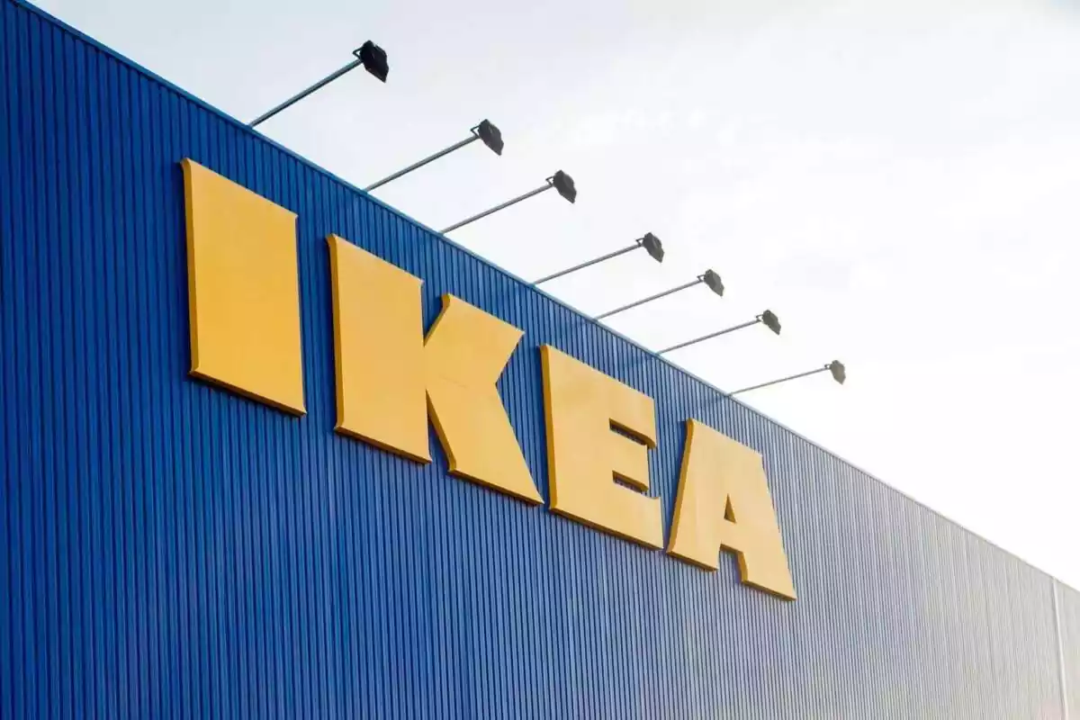 Logo de la cadena Ikea a l'exterior d'una de les botigues