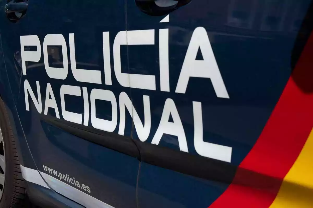 Logo Policía Nacional a un cotxe