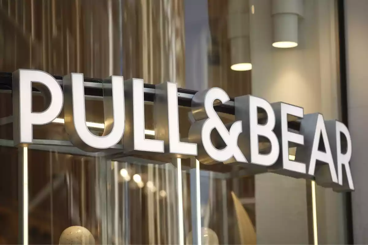 El logotip de Pull&Bear en grans dimensions i amb les lletres de color blanc a l'exterior d'una de les botigues