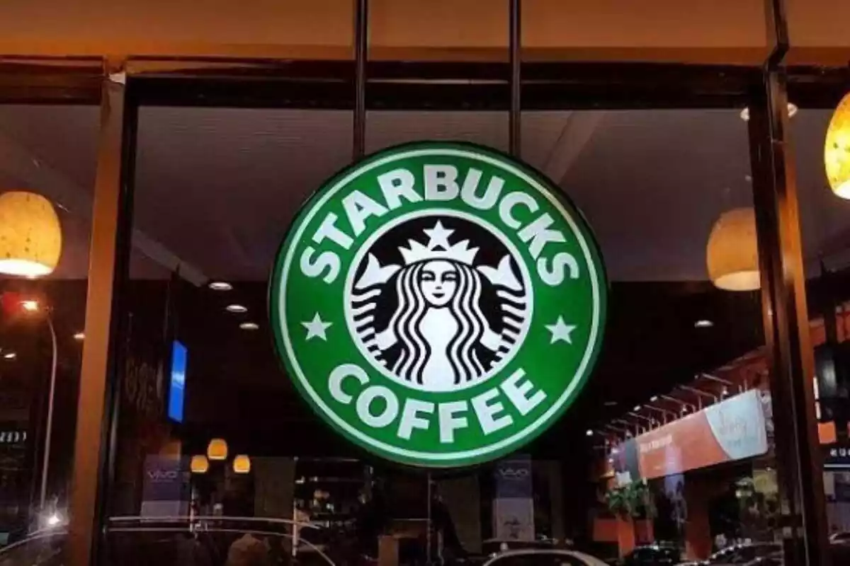 Logo de Starbucks en una de les seves botigues