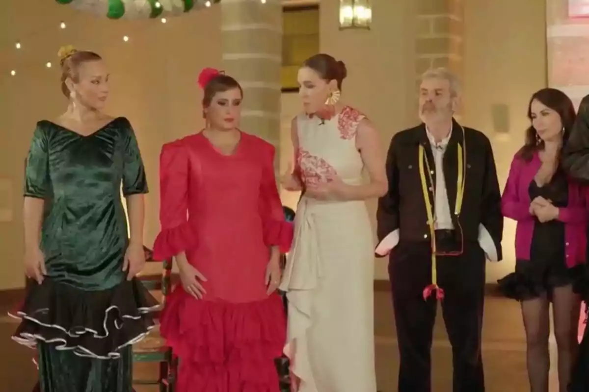 Dues persones vestides amb vestits de flamenca elaborats pels aprenents posen juntes en un ambient festiu amb llums decoratives a 'Maestros de la Costura Celebrity' acompanyades de Raquel Sánchez Silva, i els dijous Lorenzo Caprile i María Escoté. Dues persones vestides amb vestits de flamenca elaborats pels aprenents posen juntes en un ambient festiu amb llums decoratives a 'Maestros de la Costura Celebrity' acompanyades de Raquel Sánchez Silva, i els dijous Lorenzo Caprile i María Escoté.