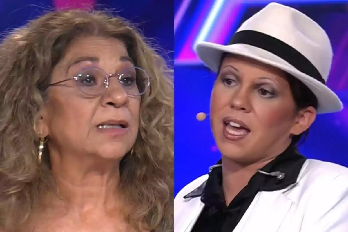 Dues dones a Tu Cara Me Suena, la Lolita amb ulleres i cabells arrissats, la Yenesi amb barret blanc i jaqueta clara, totes dues parlant davant d’un fons blau.