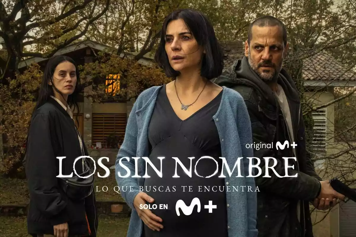 Miren Ibarguren, Milena Smit i Rodrigo de la Serna drets davant d'una casa amb arbres de fons i el text Miren Ibarguren, Milena Smit i Rodrigo de la Serna drets davant d'una casa amb arbres de fons i el text