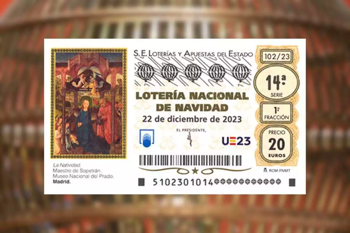 Imatge de fons del bombo de la Loteria de Nadal al costat d'un primer pla d'un dècim de la Loteria 2023