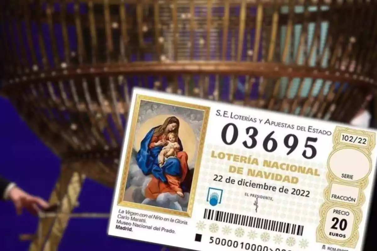 Muntatge fotogràfic entre una tòmbola i un dècim de la loteria de Nadal