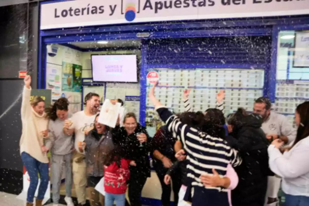 Persones celebrant el premi de Loteria del Nen