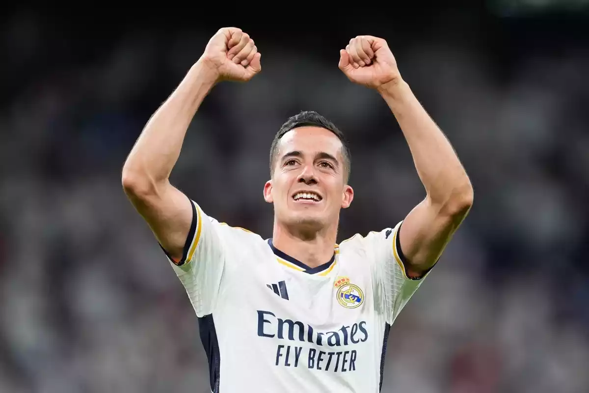 Lucas Vázquez celebrant amb els braços enlaire i la samarreta del Reial Madrid