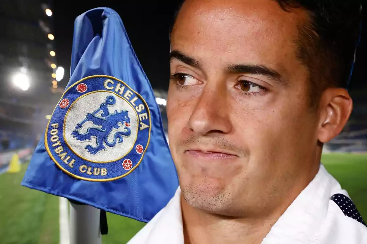 Lucas Vázquez pensatiu prement els llavis amb un banderí del Chelsea al fons