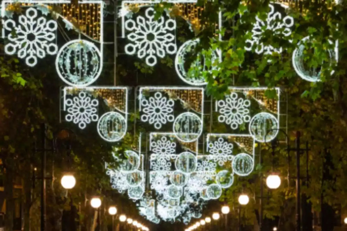 Imatge d'un carrer de Granada adornat amb llums de Nadal