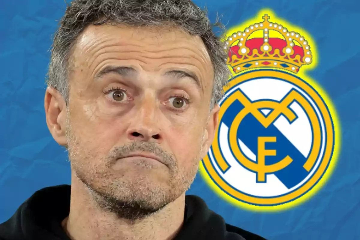 Luis Enrique amb el rostre seriós en primer pla amb l'escut del Reial Madrid al fons