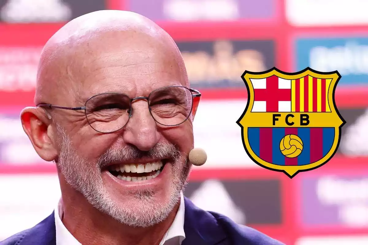 Muntatge de Luis de la Fuente somrient mirant l'escut del FC Barcelona