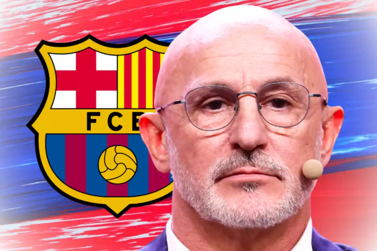 Home calb amb ulleres i micròfon de diadema davant de l’escut del FC Barcelona sobre un fons blau i vermell.