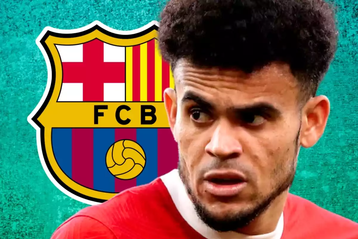 Futbolista amb samarreta vermella en primer pla i escut del FC Barcelona de fons sobre un fons turquesa