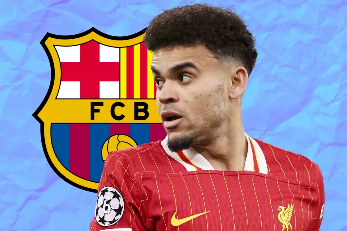 Futbolista amb samarreta del Liverpool davant de l’escut del FC Barcelona sobre un fons blau