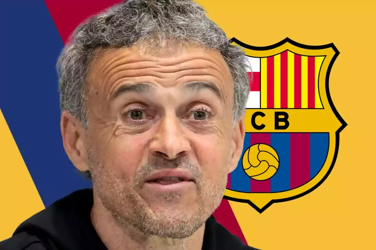 Home de cabells canosos amb barba curta davant de l’escut del FC Barcelona sobre un fons groc