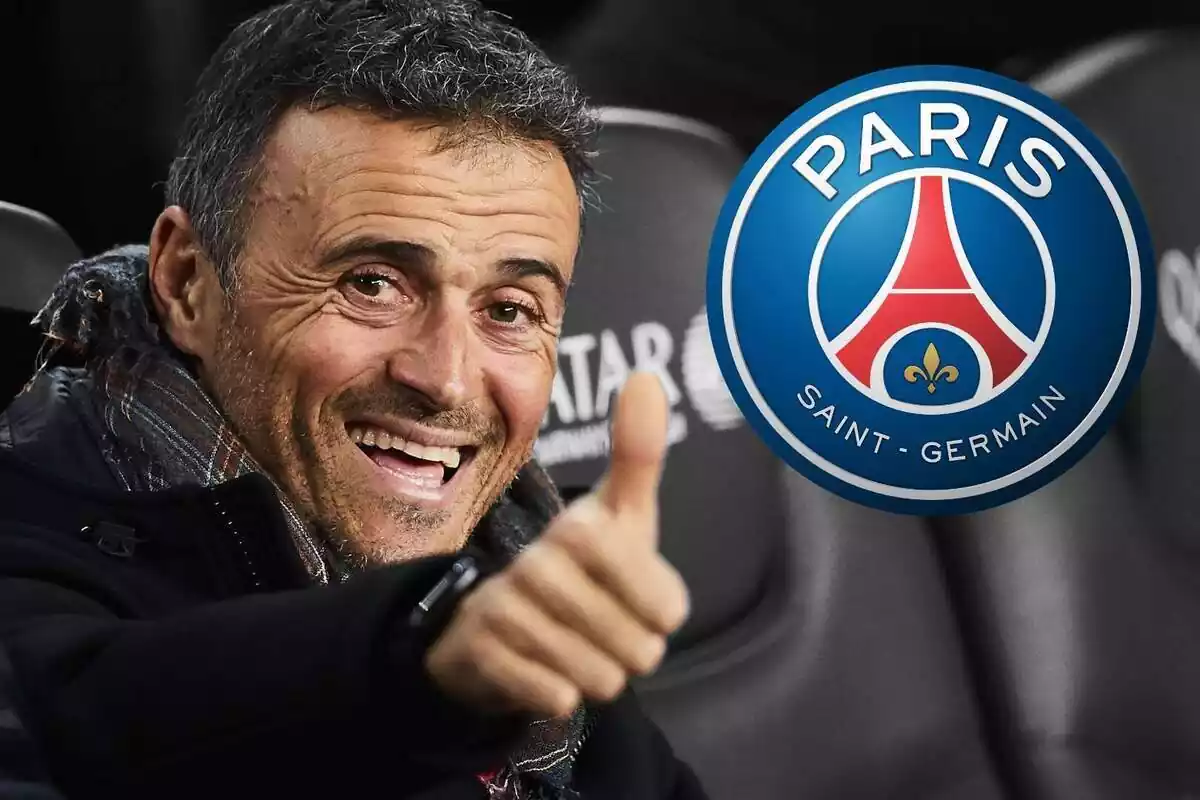 Luis Enrique amb el polze enlaire al costat de l'escut del PSG