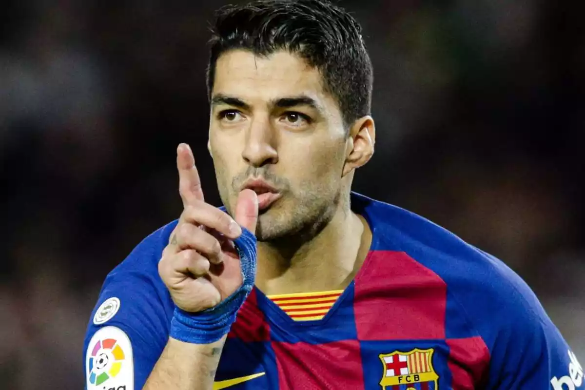 Luis Suárez fent el seu gest típic amb les mans després de marcar un gol