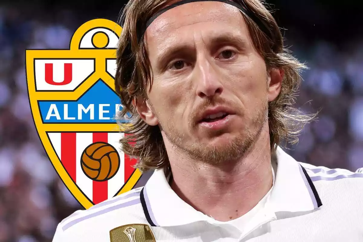 Luka Modric al costat de l'escut de l'Almeria