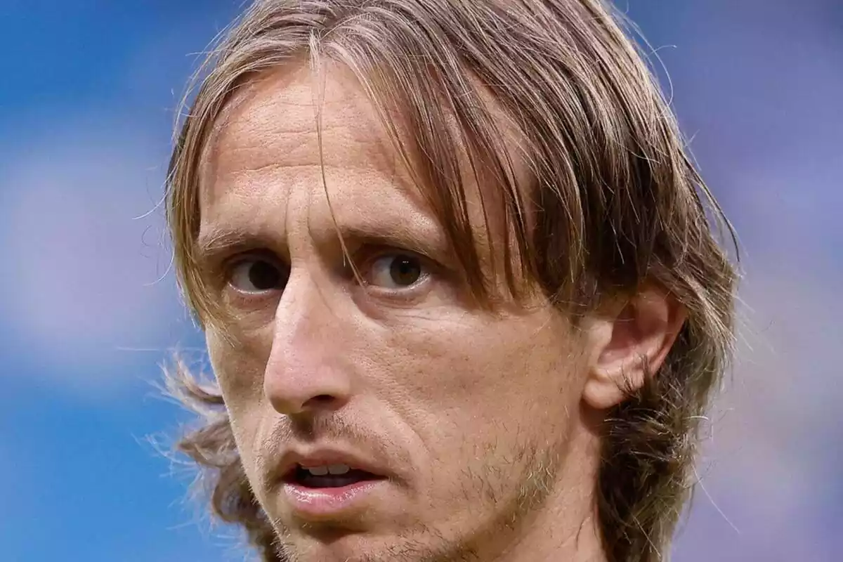 Primer pla de Luka Modric mirant a càmera abans d'un partit