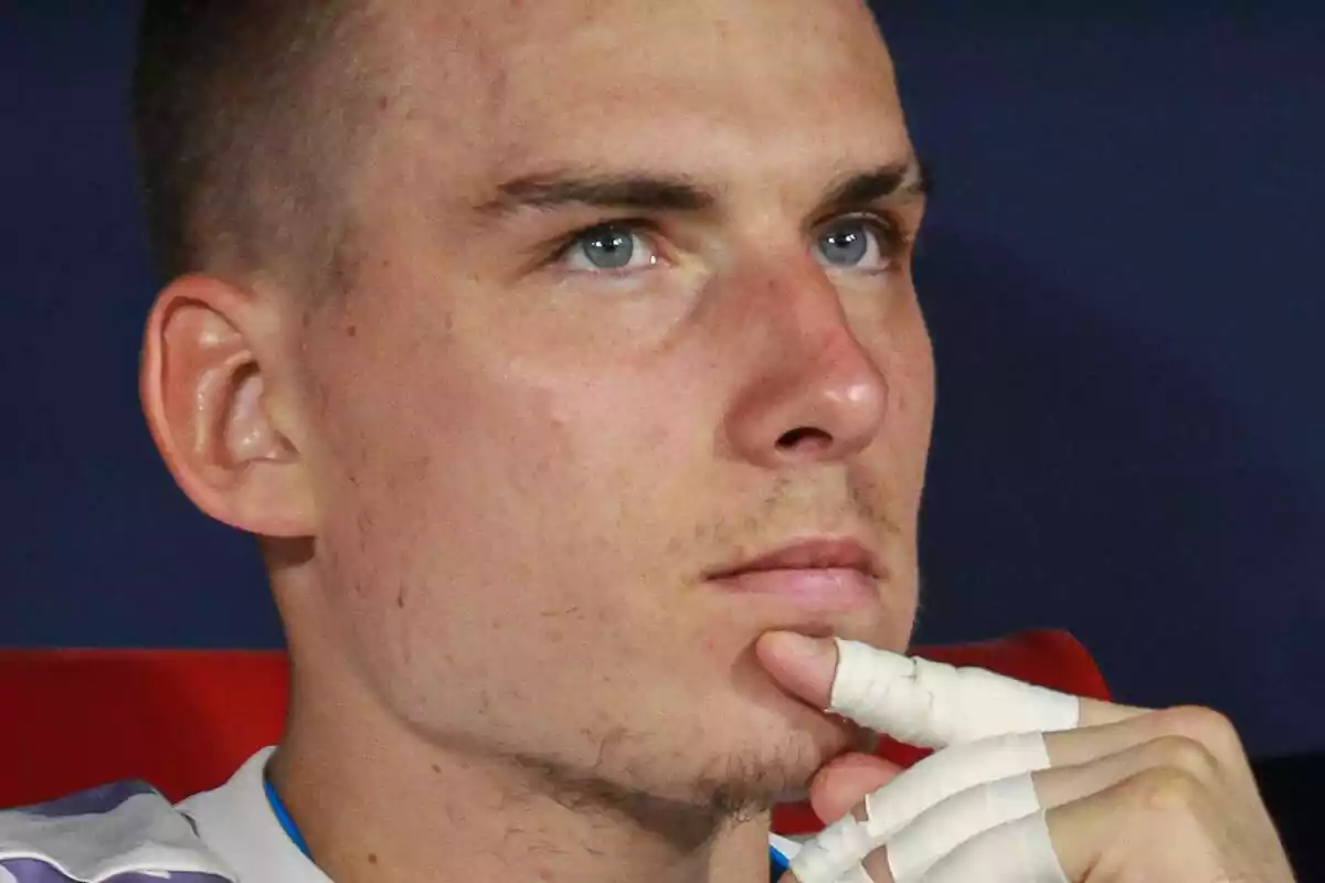 Andriy Lunin mirant cap al cel pensant amb el dit a la barbeta