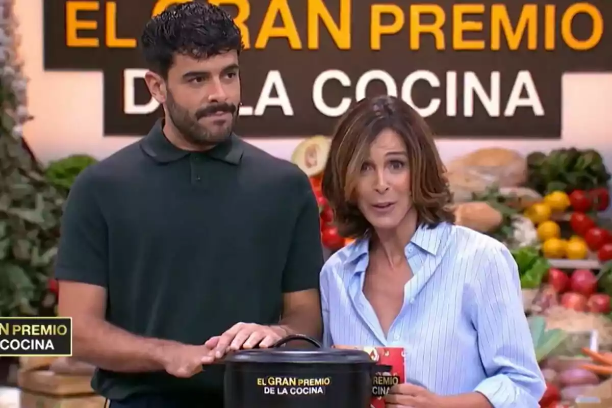 Lydia Bosch i Germán González en un set de televisió amb el rètol "El Gran Premi de la Cuina" al fons.