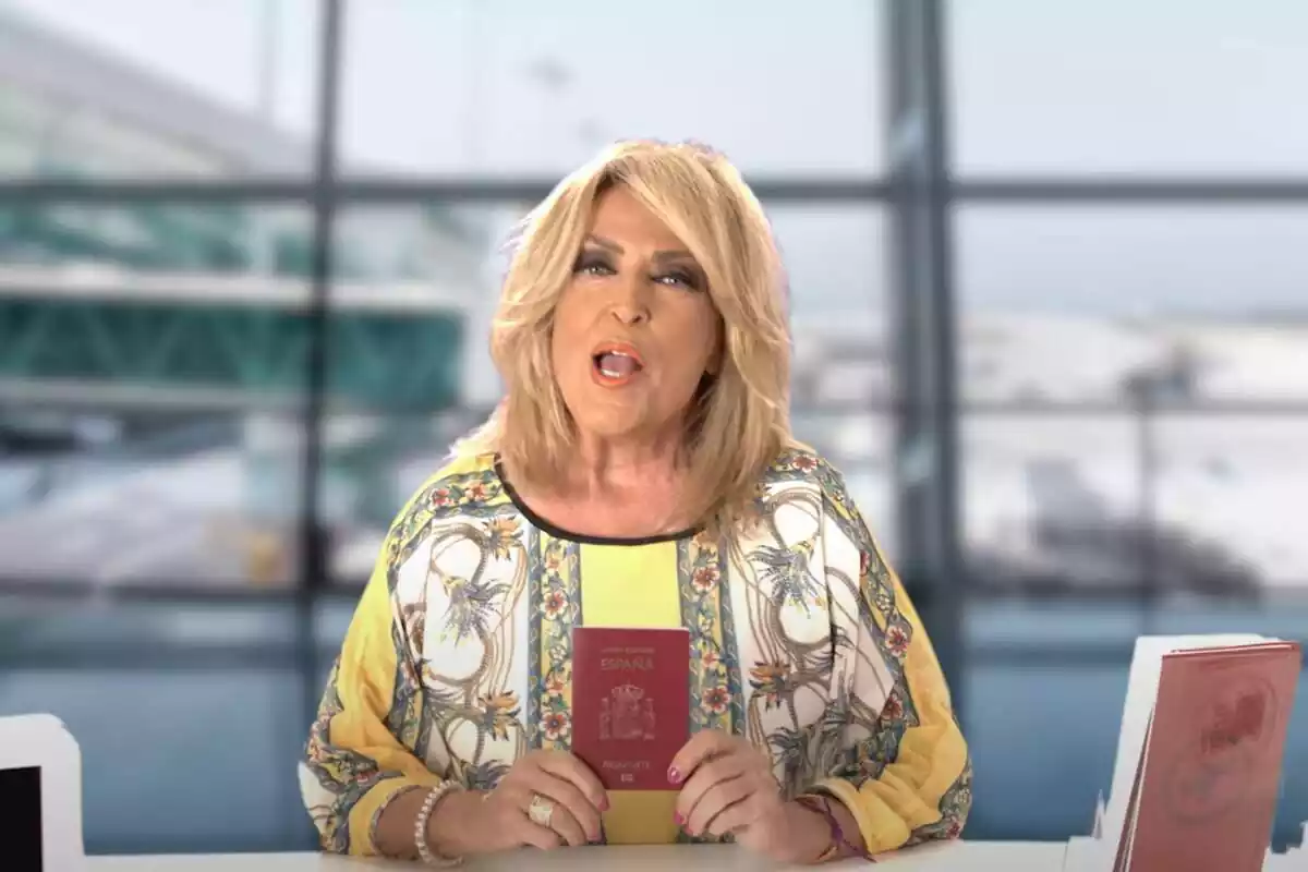 Lydia Lozano subjectant un passaport espanyol en l'avenç del reality 'Sálvese quien pueda' de Netflix