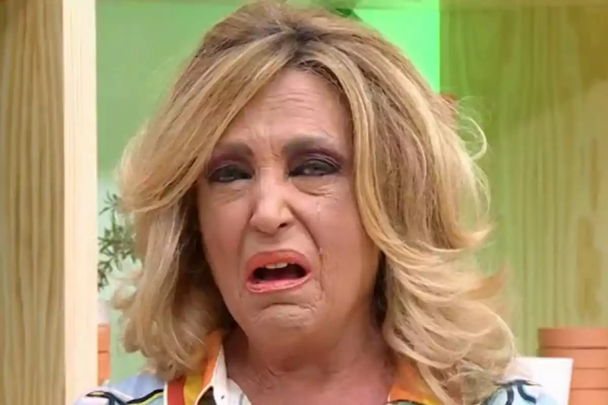 Lydia Lozano rossa amb expressió de disgust i llàgrimes al rostre en un entorn interior acolorit a La Família de la Tele.