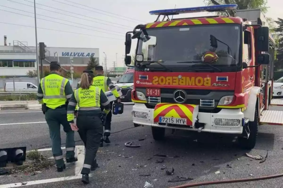 Imatge de diversos agents de la Guàrdia Civil i un cotxe de Bombers a la M-406 de Madrid per un accident