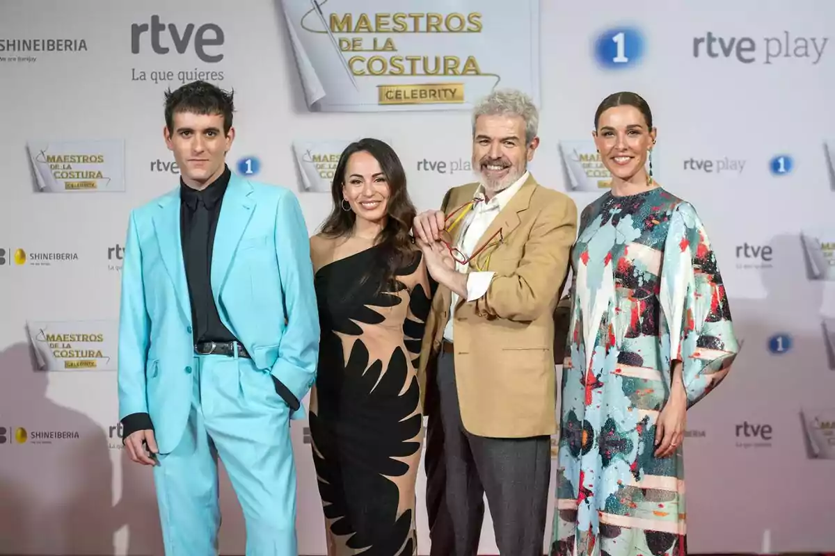 Lorenzo Caprile, María Escoté, Alejandro G. Palomo i Raquel Sánchez Silva posant en un esdeveniment de "Maestros de la Costura Celebrity" amb un fons que mostra logotips de RTVE i Shine Iberia.